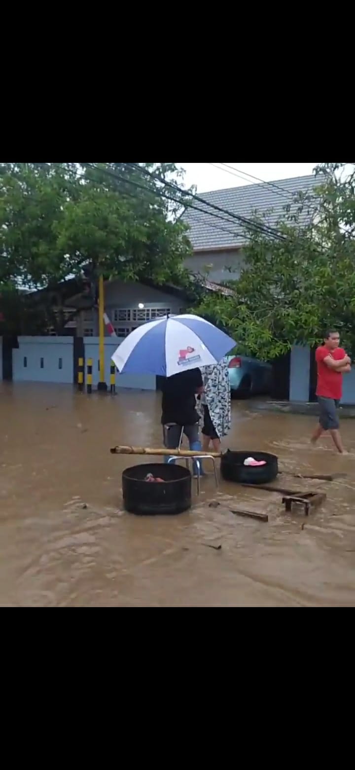 Hujan Turun 1,5 Jam Membuat Sebagian Kota Mamuju Banjir, Warga Berharap ada Solusi Pemerintah